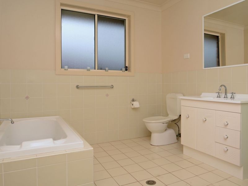 2 Hilltop Crescent, Bolwarra Heights NSW 2320