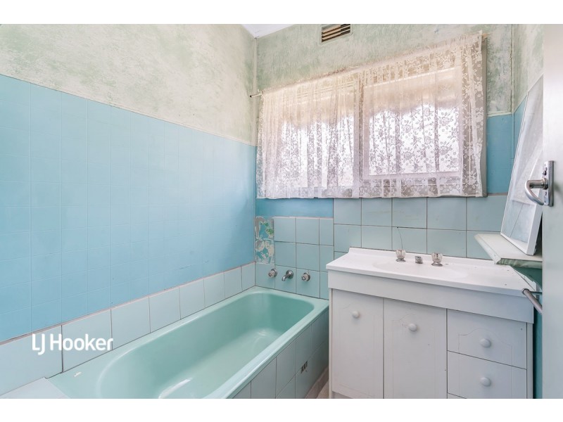 42 Kopoola Crescent, Gilles Plains SA 5086