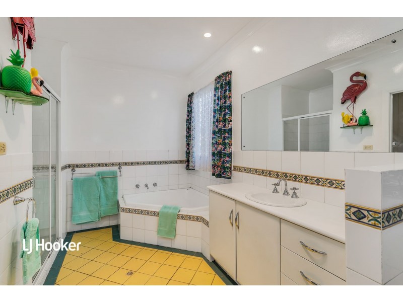 4 Windermere Crescent, Mawson Lakes SA 5095