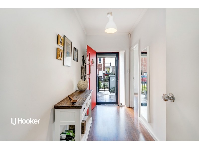 18 Mackenzie Circuit, Mawson Lakes SA 5095