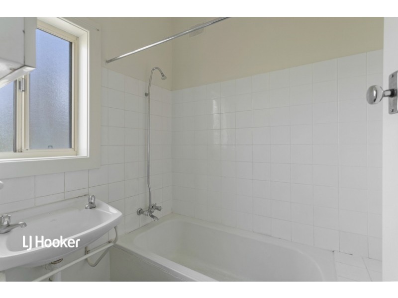 24 Knowles Road, Elizabeth Vale SA 5112