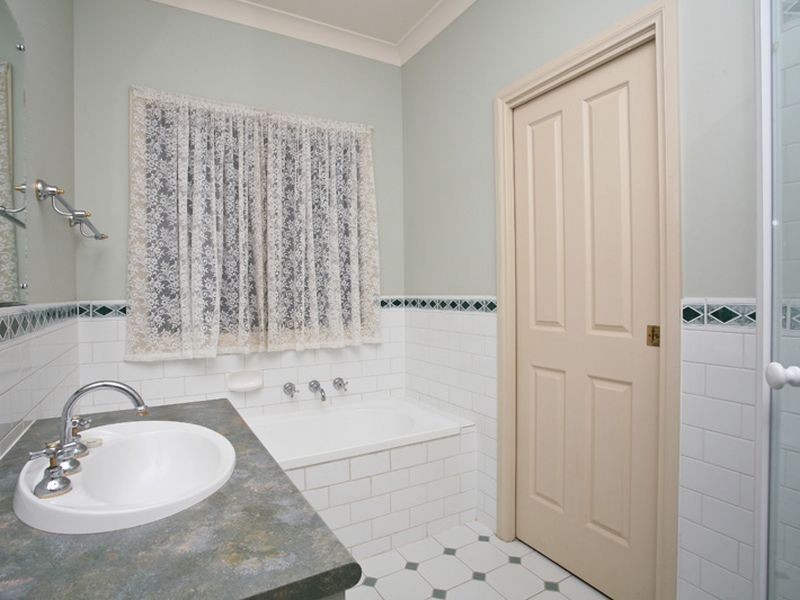 8 Farnell Place, Greenwith SA 5125