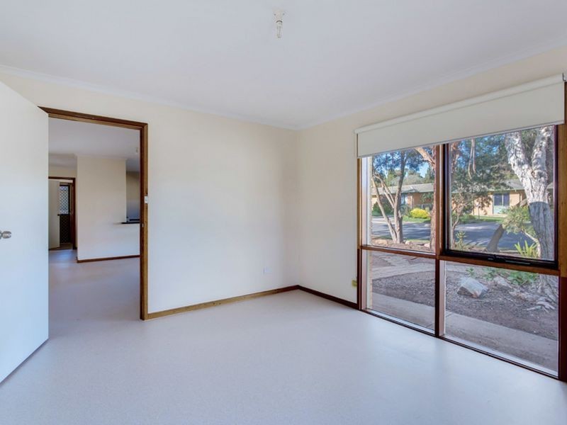 11 Sellars Court, Para Vista SA 5093
