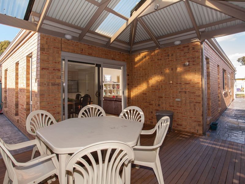 8 Avocet Drive, Mawson Lakes SA 5095