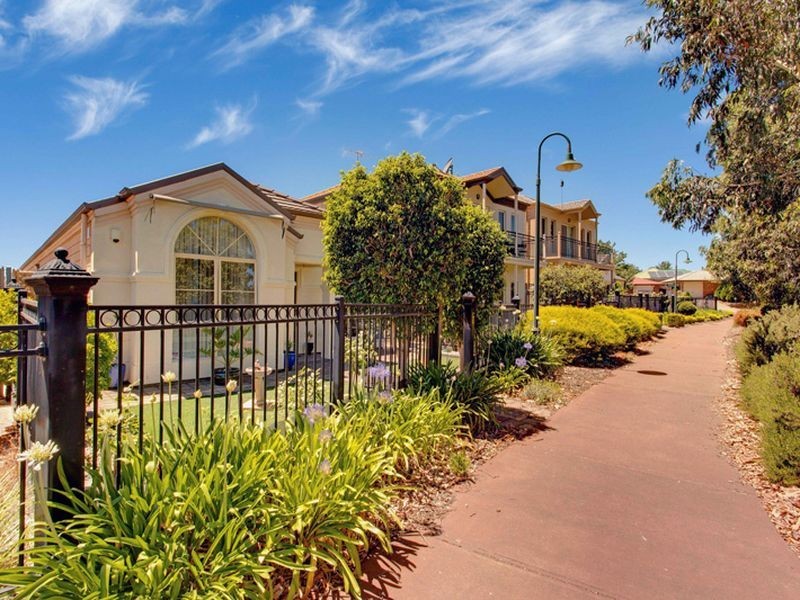 2 Lakeside Court, Greenwith SA 5125