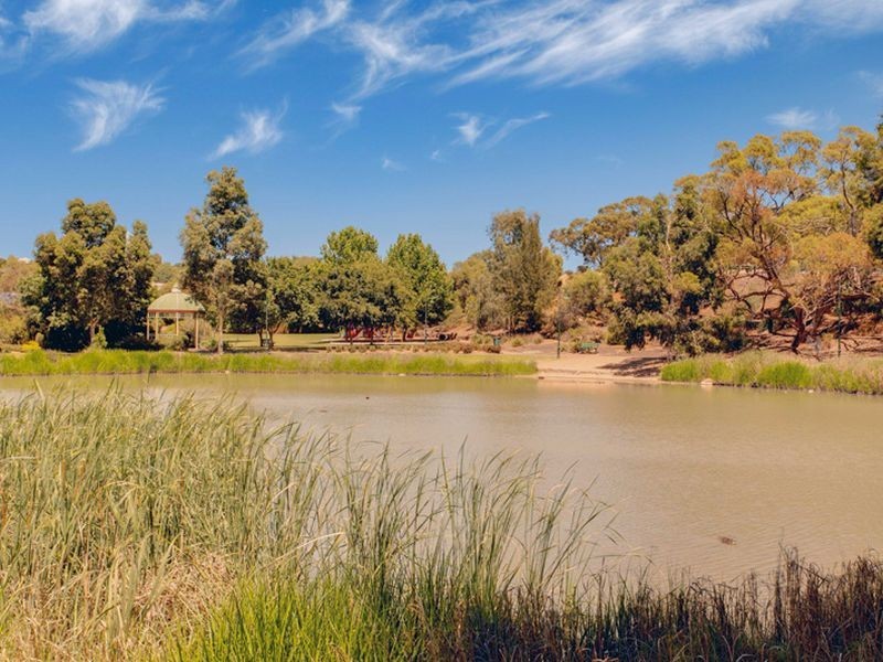 2 Lakeside Court, Greenwith SA 5125