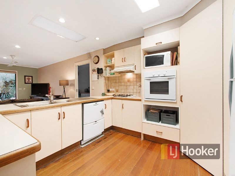42 Foster Crescent, Knoxfield VIC 3180