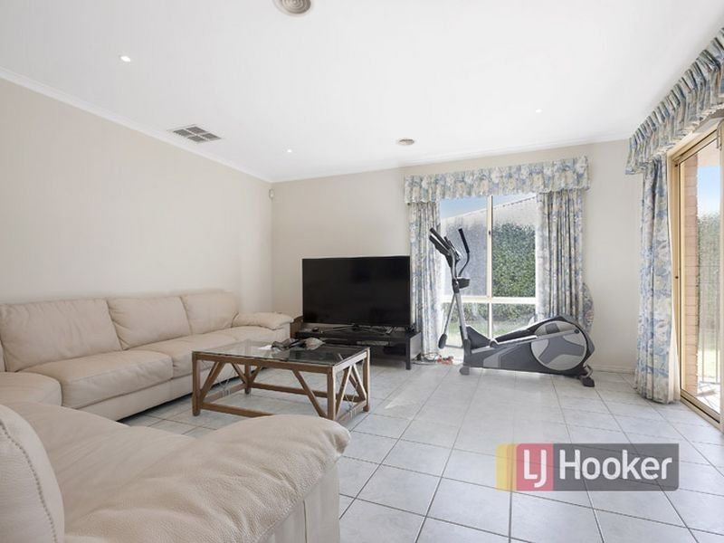 24 Waradgery Drive, Rowville VIC 3178