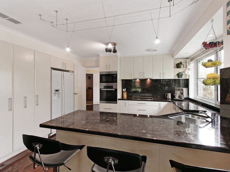 17 Pitfield Crescent, Rowville VIC 3178