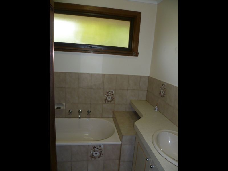 8 Cardinia Way, Rowville VIC 3178