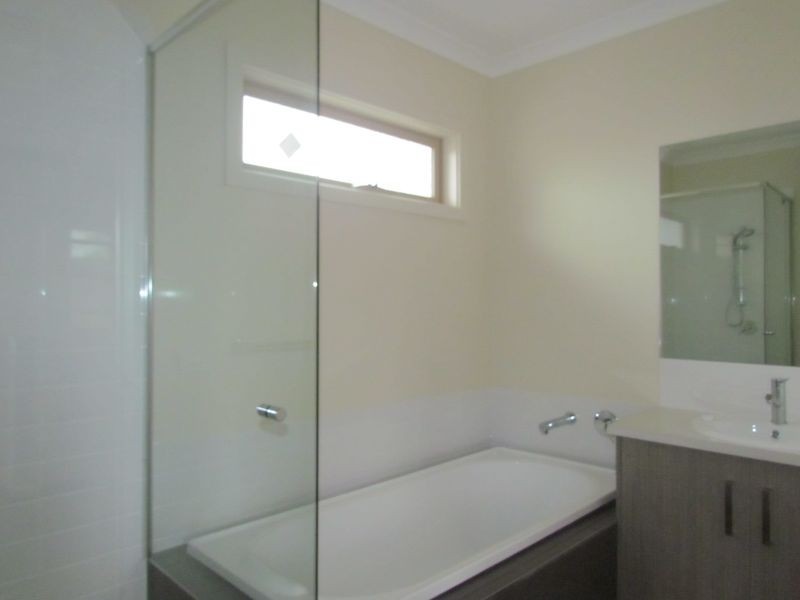 2/286 Dandelion Drive, Rowville VIC 3178