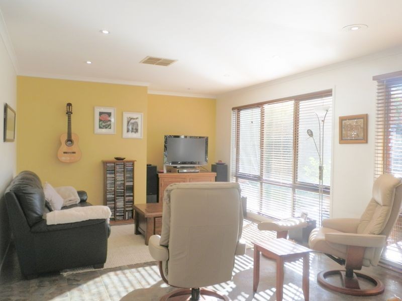 19 King Parade, Knoxfield VIC 3180