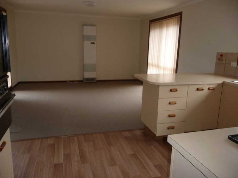 2/194 Gladstone Road, Dandenong North VIC 3175