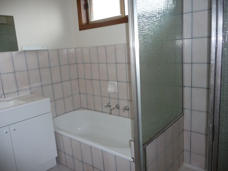 2/194 Gladstone Road, Dandenong North VIC 3175