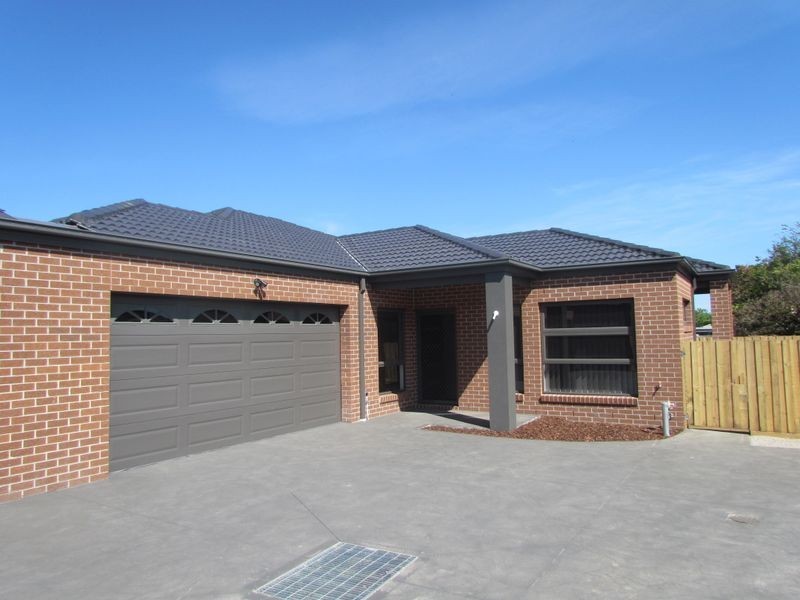 2/25 Henty Street, Pakenham VIC 3810