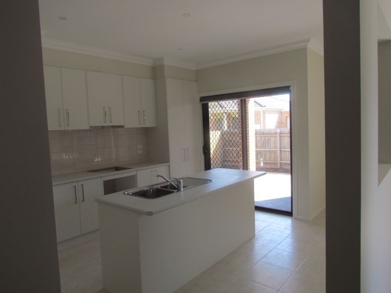 2/25 Henty Street, Pakenham VIC 3810