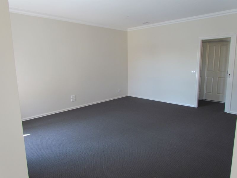 2/25 Henty Street, Pakenham VIC 3810