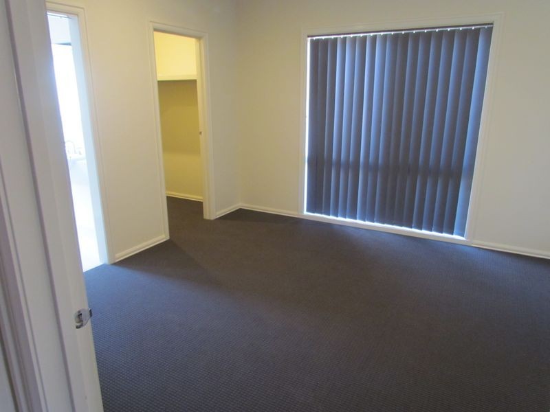 2/25 Henty Street, Pakenham VIC 3810