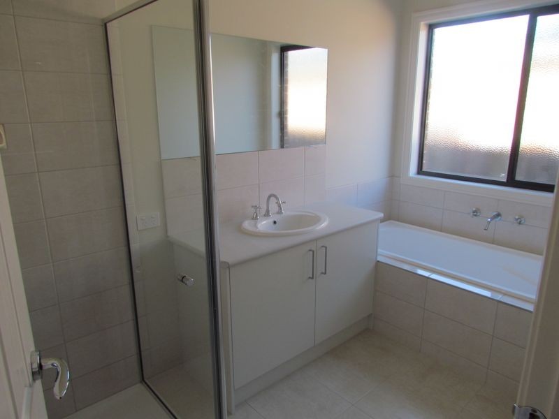 2/25 Henty Street, Pakenham VIC 3810