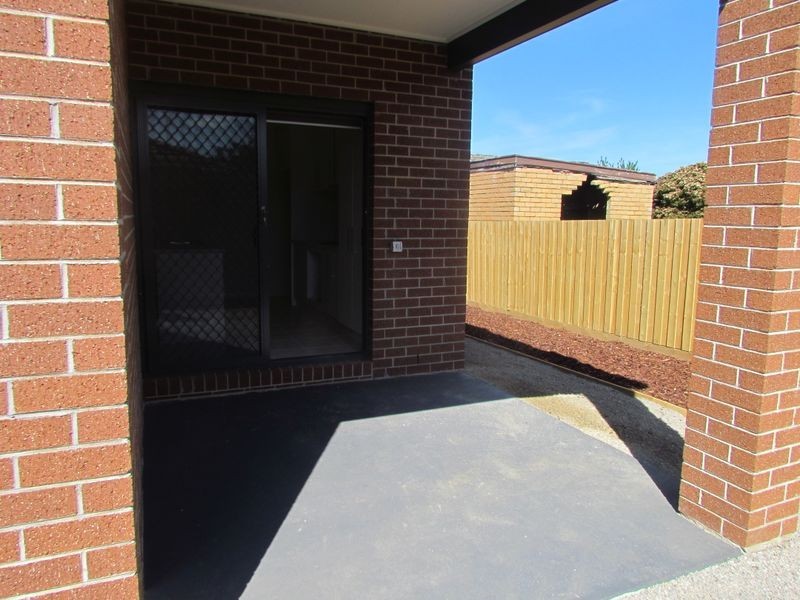 2/25 Henty Street, Pakenham VIC 3810