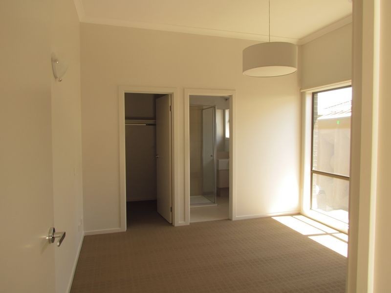 2/8 Eurella Cres, Rowville VIC 3178