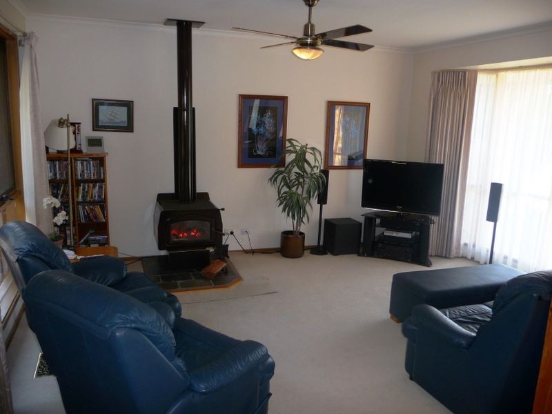 18 Severn Crescent, Rowville VIC 3178