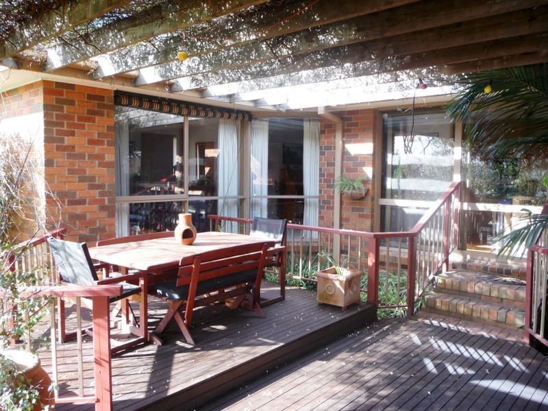 18 Severn Crescent, Rowville VIC 3178
