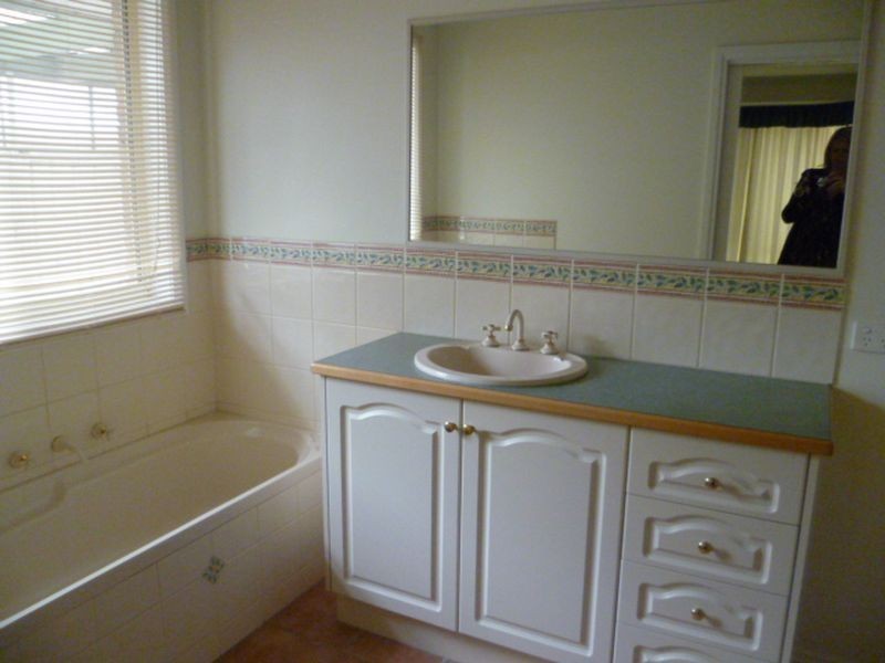 2 Cairn Curren Close, Rowville VIC 3178