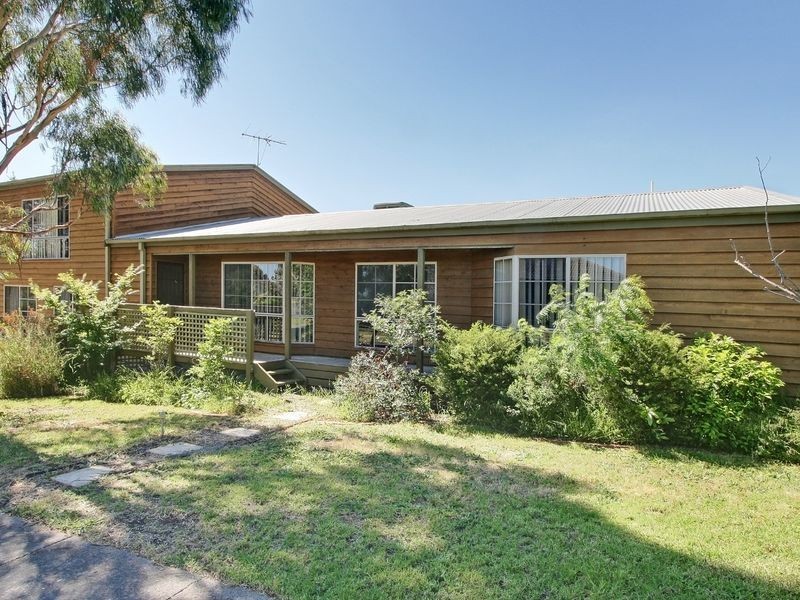 32 Stamford Crescent, Rowville VIC 3178
