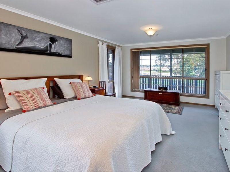 44 Lakeside Boulevard, Rowville VIC 3178