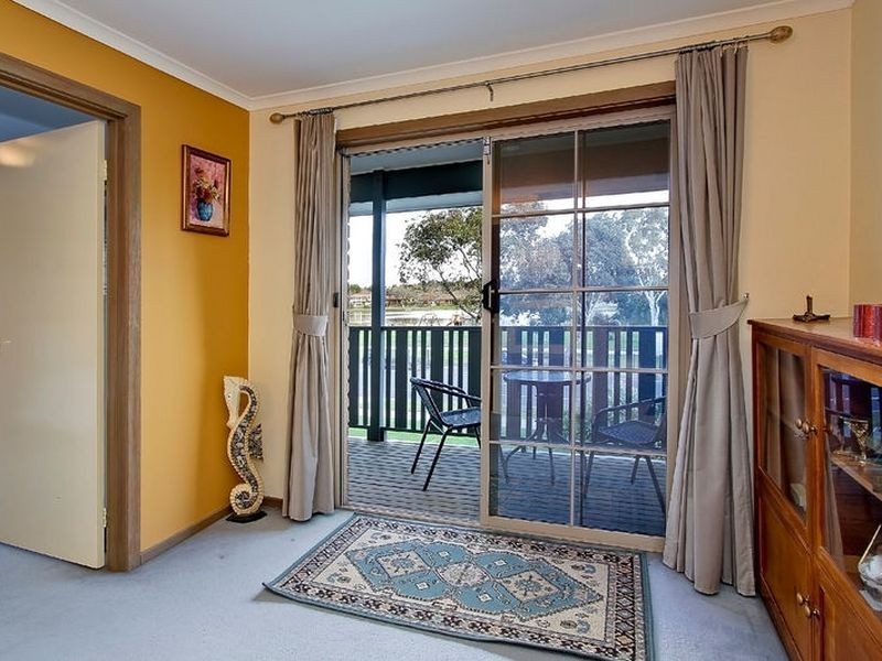 44 Lakeside Boulevard, Rowville VIC 3178