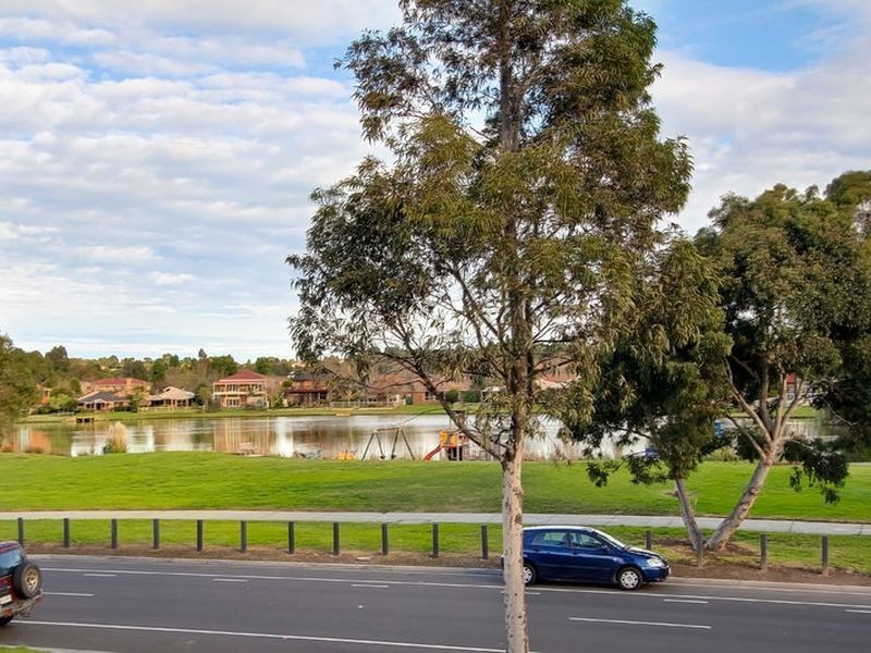 44 Lakeside Boulevard, Rowville VIC 3178