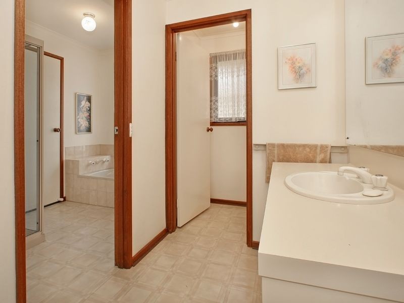 49 Dandelion Drive, Rowville VIC 3178