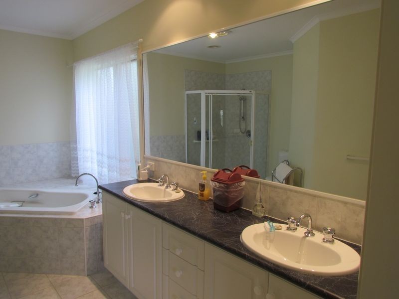 14 Grange Drive, Lysterfield VIC 3156