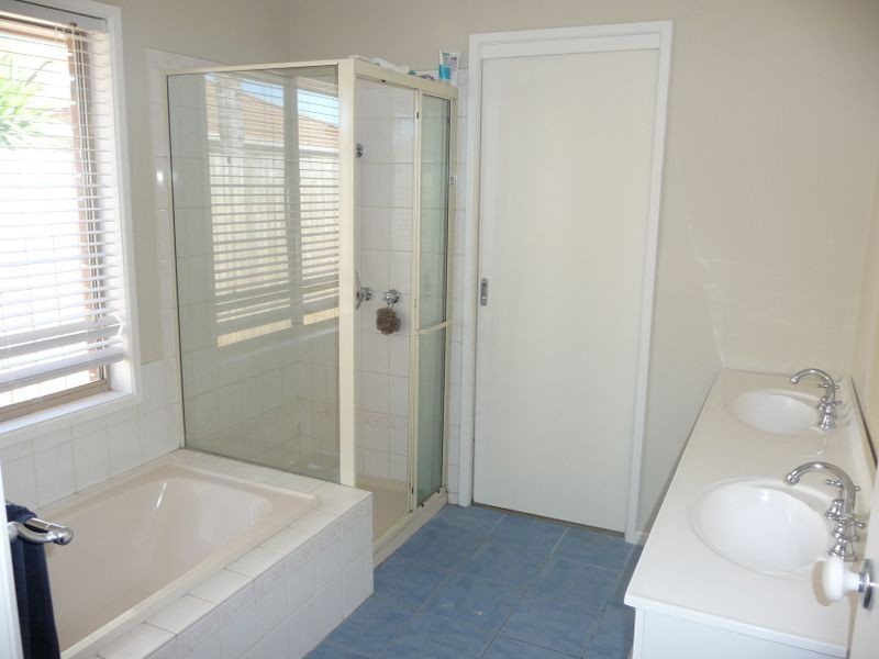 15 St John Place, Rowville VIC 3178