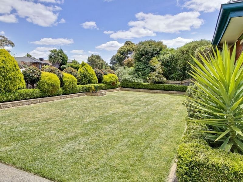 8 Valleyview Drive, Rowville VIC 3178