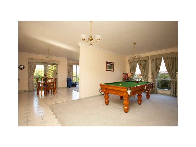 18 Dandelion Drive, Rowville VIC 3178