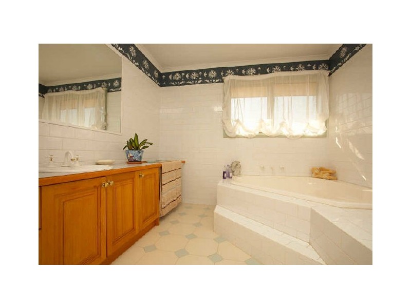 18 Dandelion Drive, Rowville VIC 3178