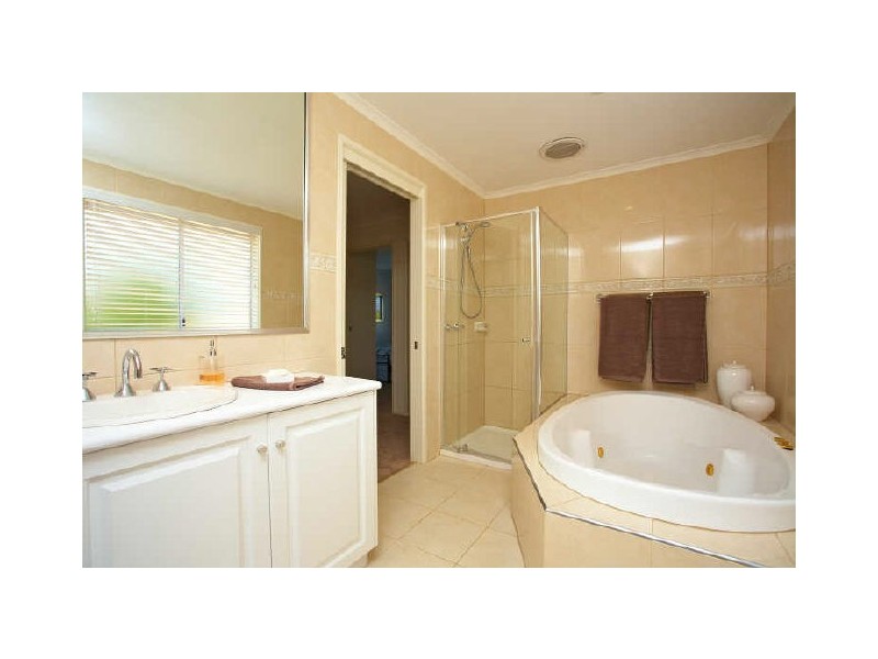 6 George Knox Drive, Rowville VIC 3178