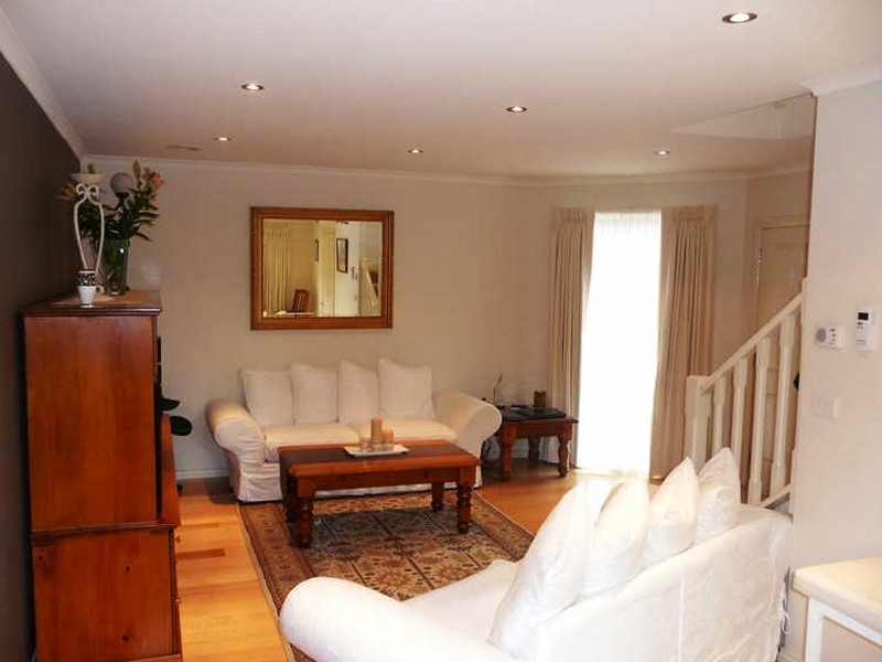 2/4 Burchall Crescent, Rowville VIC 3178