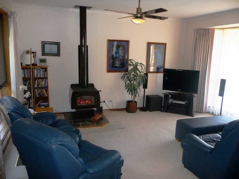 18 Severn Crescent, Rowville VIC 3178