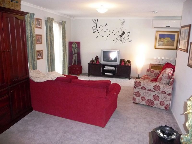 11 Overton Close, Rowville VIC 3178