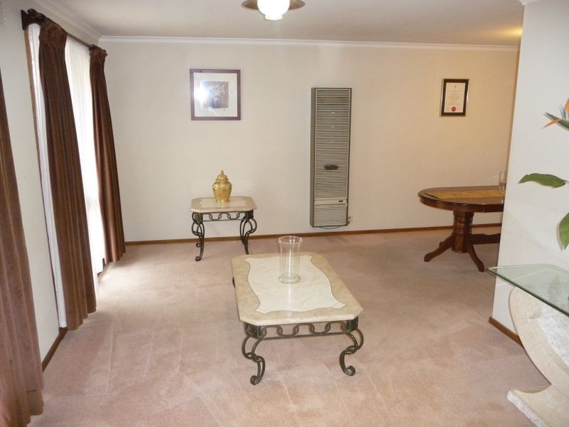 14 Giles Retreat, Endeavour Hills VIC 3802