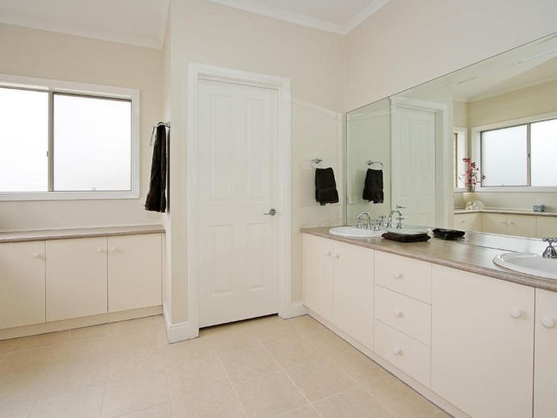 64 Langhorne Crescent, Rowville VIC 3178