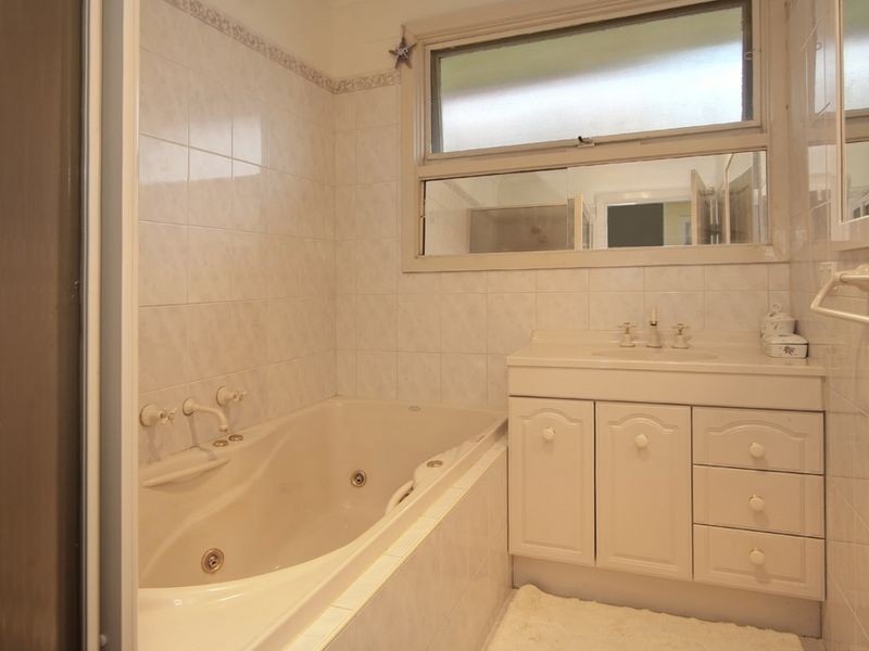 21 Loretta Avenue, Wheelers Hill VIC 3150
