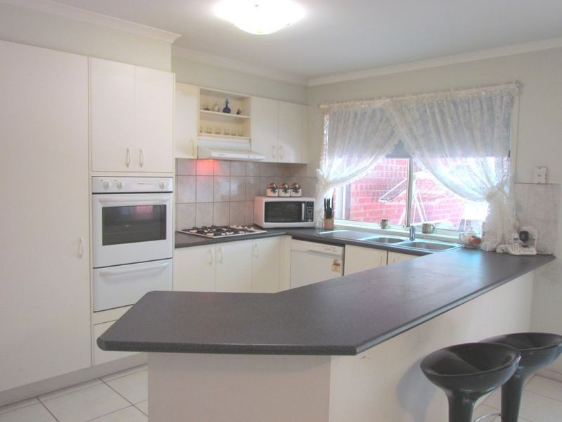 2 Pinehill Drive, Rowville VIC 3178