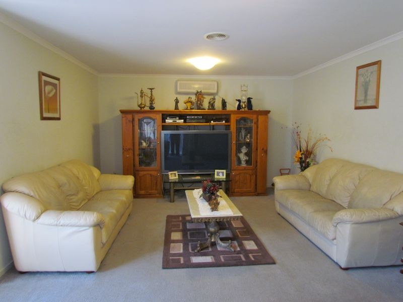 2 Pinehill Drive, Rowville VIC 3178