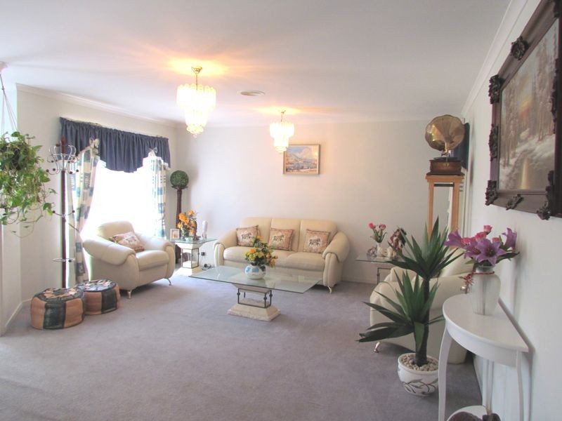 2 Pinehill Drive, Rowville VIC 3178