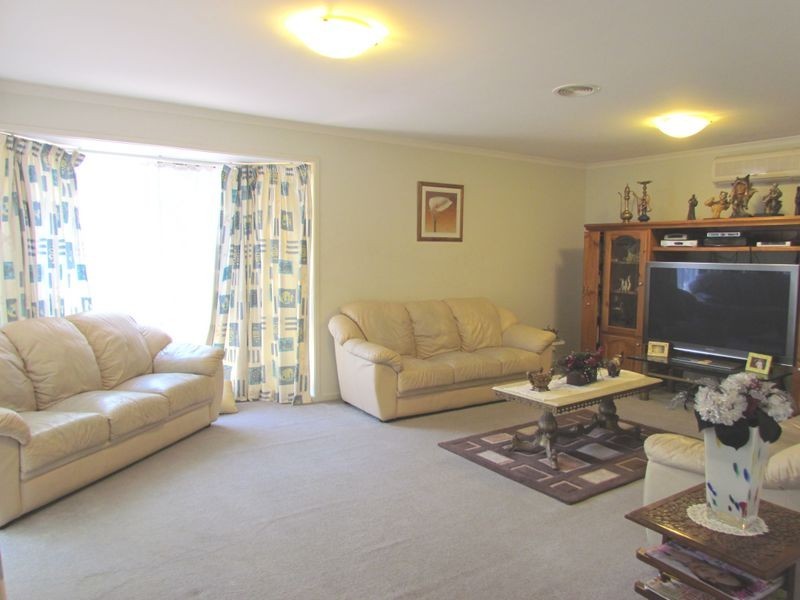 2 Pinehill Drive, Rowville VIC 3178