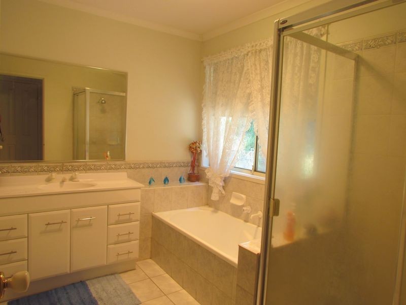 2 Pinehill Drive, Rowville VIC 3178